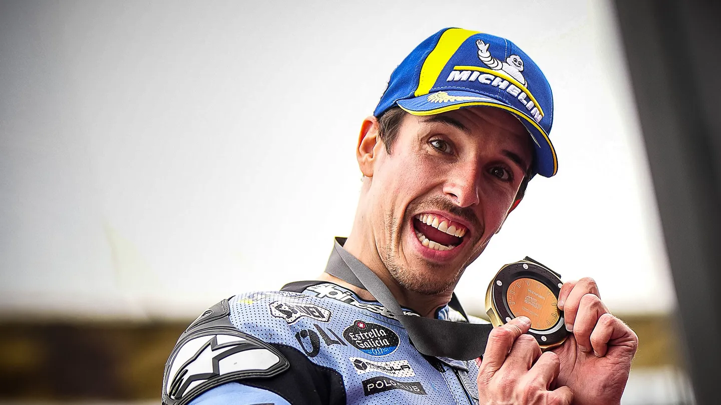 Álex Márquez triunfa en la sprint de Silverstone y aprieta la lucha por el título con su hermano Marc