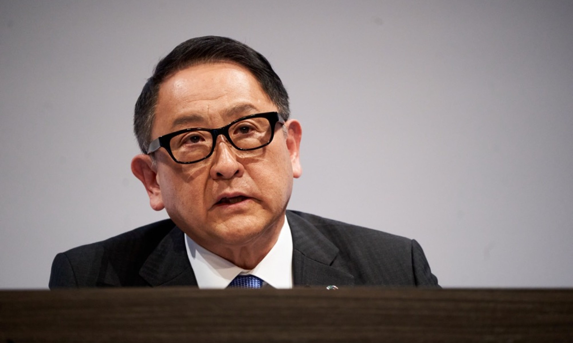 Polémicas declaraciones del Presidente de Toyota: “9 millones de coches eléctricos contaminan tanto como 27 millones de híbridos”