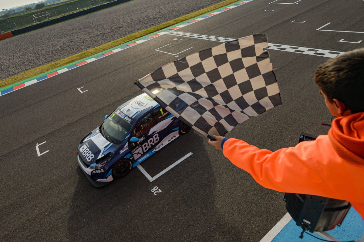 Termas recibió al TCR South America: ganaron Cardoso y Yannantuoni